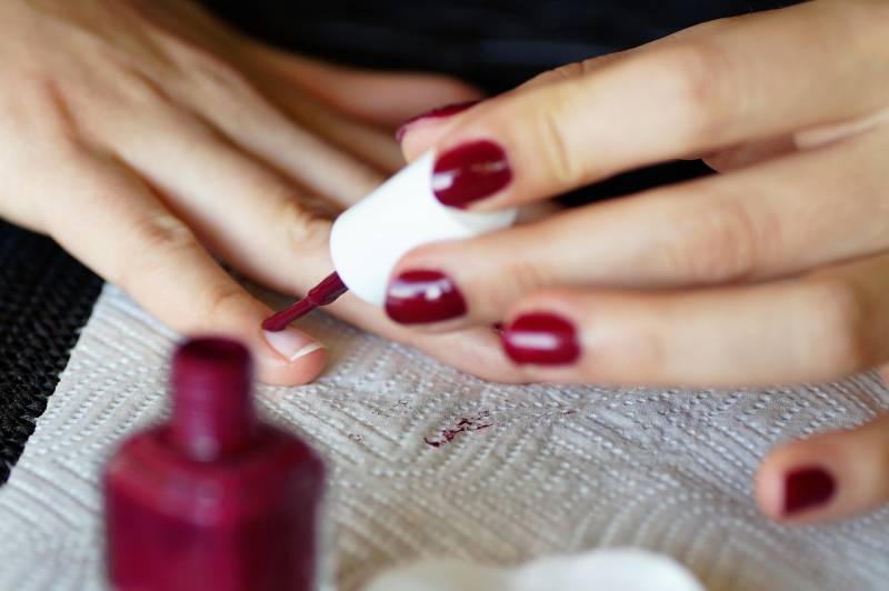 comment bien mettre son rouge aux ongles